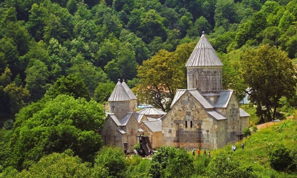 Qué ver en Armenia se ve el monasterio de Sanahin rodeado de verde vegetación